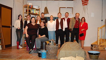 Die Spielergruppe mit Regisseur Stephan Limbeck im Hintergrund