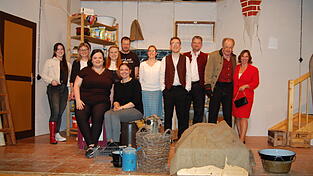 Die Spielergruppe mit Regisseur Stephan Limbeck im Hintergrund