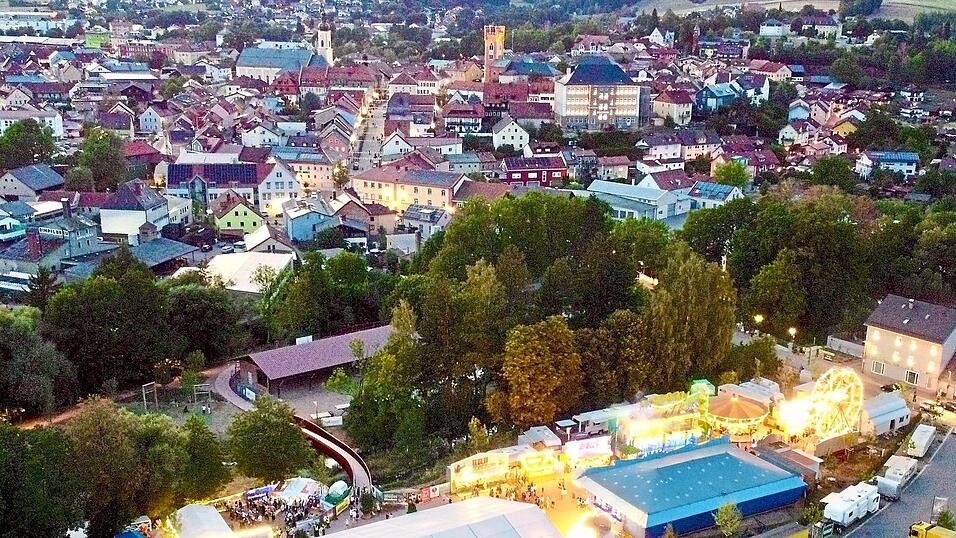 Hell erleuchtete Häuser, geschmückte Straßenzüge und ein wieder belebter Festplatz. Die Drachenstich-Festwochen sorgen in Furth im Wald alljährlich für ein besonderes Flair. Hell erleuchtete Häuser, geschmückte Straßenzüge und ein wieder belebter Festplatz. Die Drachenstich-Festwochen sorgen in Furth im Wald alljährlich für ein besonderes Flair.