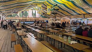 Dennoch folgte bereits kurz nach Musikende gegen 22.15 Uhr auch das Ausschankende und das Zelt leerte sich schnell.