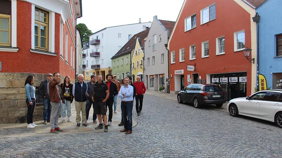Beim Ortstermin wurde die Linprunstra&szlig;e abmarschiert. Auch die Radfahr-Regelung in der Ringstra&szlig;e war Thema.