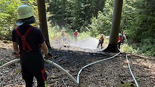 Das steile Gelände, das zudem nur über einen Feldweg in der Nähe erreichbar war, war eine Herausforderung für die Einsatzkräfte.