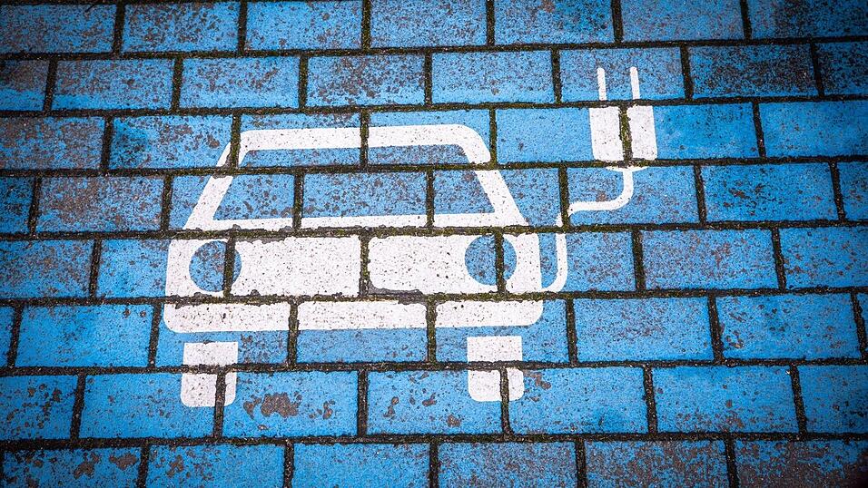 Wo und wie Elektroautos geladen werden können, spielt für ihre Verbreitung eine wichtige Rolle. (Archivbild) Wo und wie Elektroautos geladen werden können, spielt für ihre Verbreitung eine wichtige Rolle. (Archivbild)