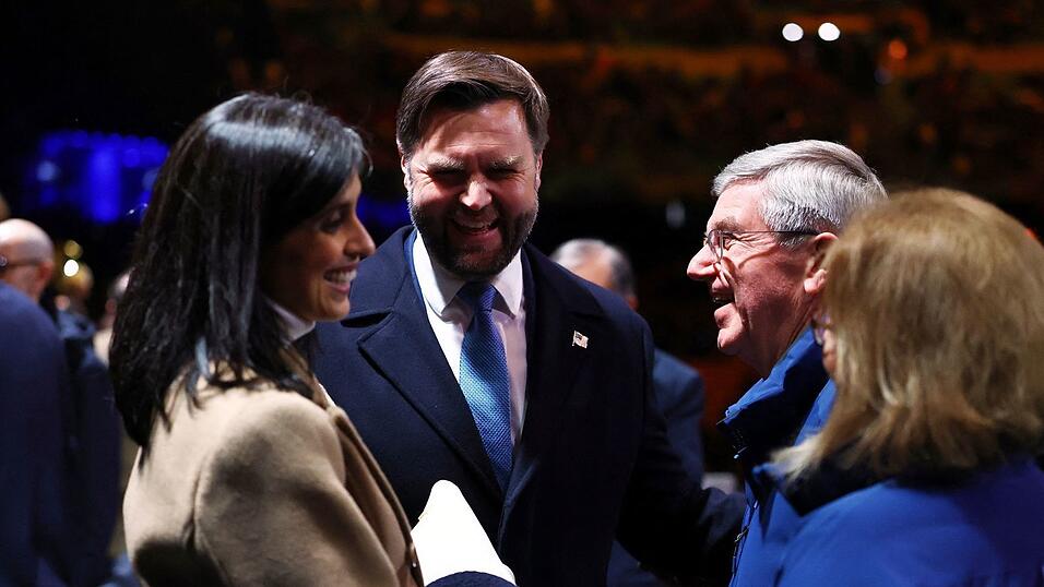 US-Vizepräsident JD Vance (Mitte links) und seine Frau Usha (l) trafen vor Beginn der Zeremonie den IOC-Ehrenpräsidenten Thomas Bach im Stadion. US-Vizepräsident JD Vance (Mitte links) und seine Frau Usha (l) trafen vor Beginn der Zeremonie den IOC-Ehrenpräsidenten Thomas Bach im Stadion.
