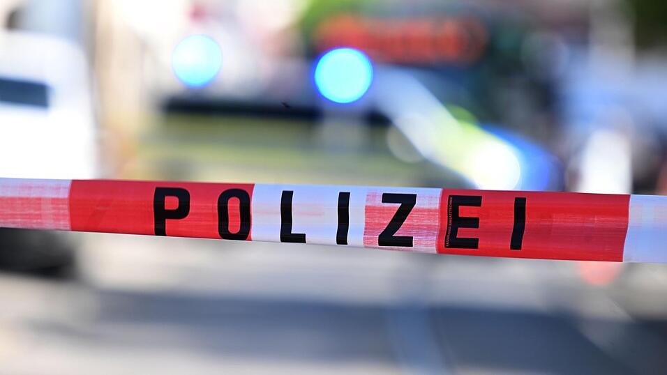 Die Kripo Landshut wurde zu zwei leblos aufgefundenen Personen nach Landau und Pilsting gerufen. Die Kripo Landshut wurde zu zwei leblos aufgefundenen Personen nach Landau und Pilsting gerufen.