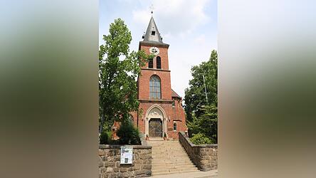 Die Erlöserkirche bekommt den lange geforderten, barrierefreien Zugang und wandelt sich zum offenen Ort der Begegnung. Die Erlöserkirche bekommt den lange geforderten, barrierefreien Zugang und wandelt sich zum offenen Ort der Begegnung.