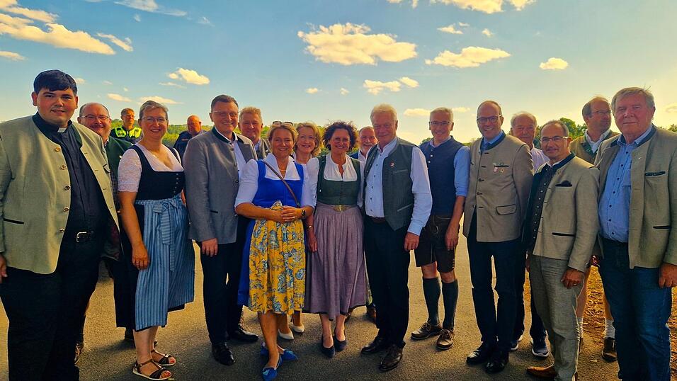 Um 17.12 Uhr traf Bundeslandwirtschaftsminister Alois Rainer am Festplatz in Adldorf ein - und wurde von der Lokalprominenz begrüßt. Um 17.12 Uhr traf Bundeslandwirtschaftsminister Alois Rainer am Festplatz in Adldorf ein - und wurde von der Lokalprominenz begrüßt.