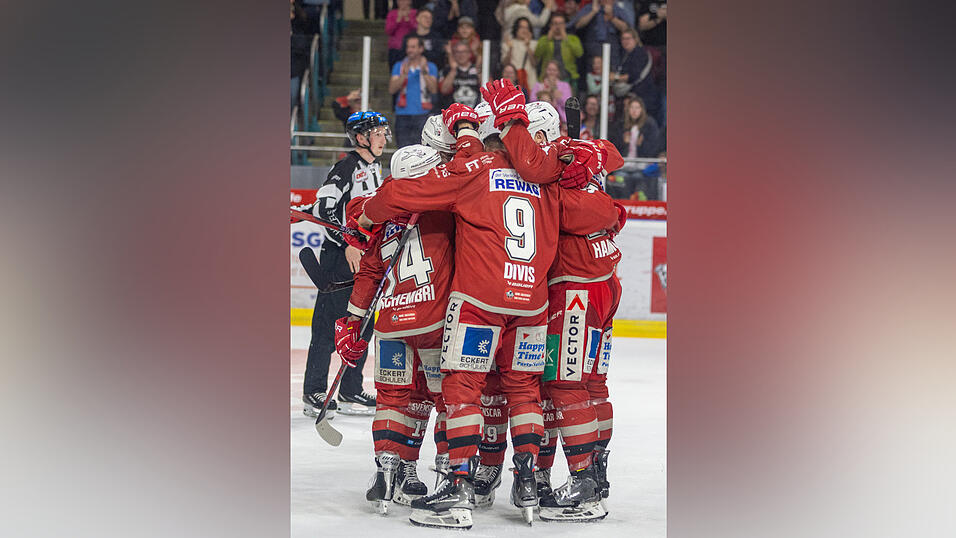 Die Eisb&auml;ren Regensburg (rote Trikots) haben am Sonntag zur&uuml;ckgebissen und die DEL2-Finalserie gegen die Kassel Huskies auf 1:1 ausgeglichen.