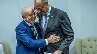 Das sieht schon fast so aus, als würden Merz und Lula miteinander tanzen. Das sieht schon fast so aus, als würden Merz und Lula miteinander tanzen.