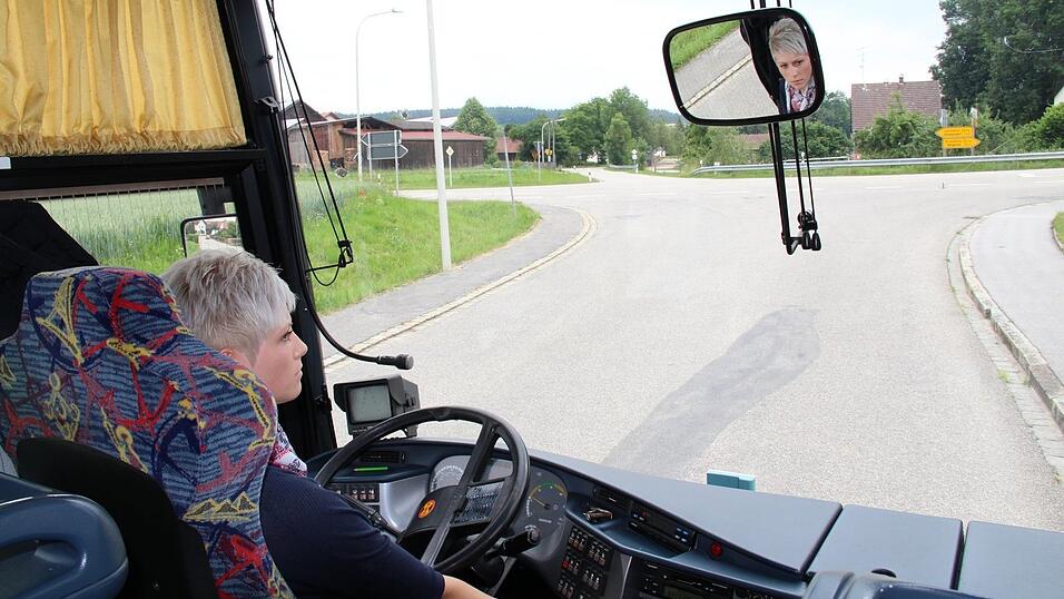 Besondere Aufmerksamkeit gefragt: Wenn Kathrin Speckner hinter dem Bus-Lenkrad sitzt, können sie auch 100 lärmende Schüler nicht aus der Ruhe bringen. (Foto: lal) Besondere Aufmerksamkeit gefragt: Wenn Kathrin Speckner hinter dem Bus-Lenkrad sitzt, können sie auch 100 lärmende Schüler nicht aus der Ruhe bringen. (Foto: lal)