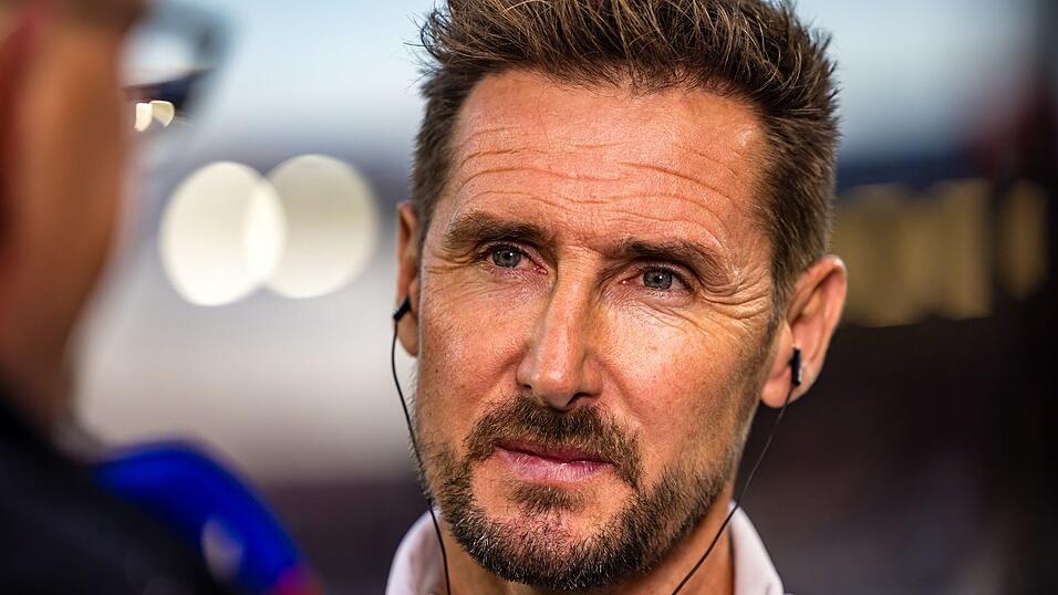 Trainer Miroslav Klose ist mit seinem Team weiter oben dabei. Trainer Miroslav Klose ist mit seinem Team weiter oben dabei.