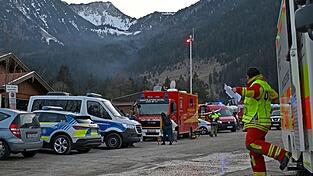 Die Einsatzkräfte am Boden wurden bei den Löscharbeiten von sechs Hubschraubern aus der Luft unterstützt.
