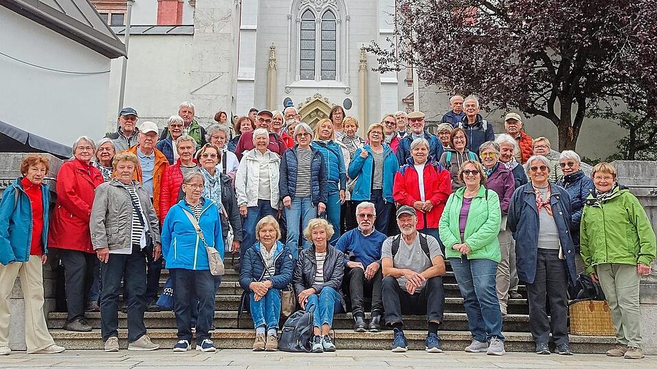Die Wallfahrtsbasilika Mariä Geburt ist der spirituelle Mittelpunkt von Mariazell und wird im Jahr von etwa einer Million Pilgern aufgesucht. Die Wallfahrtsbasilika Mariä Geburt ist der spirituelle Mittelpunkt von Mariazell und wird im Jahr von etwa einer Million Pilgern aufgesucht.