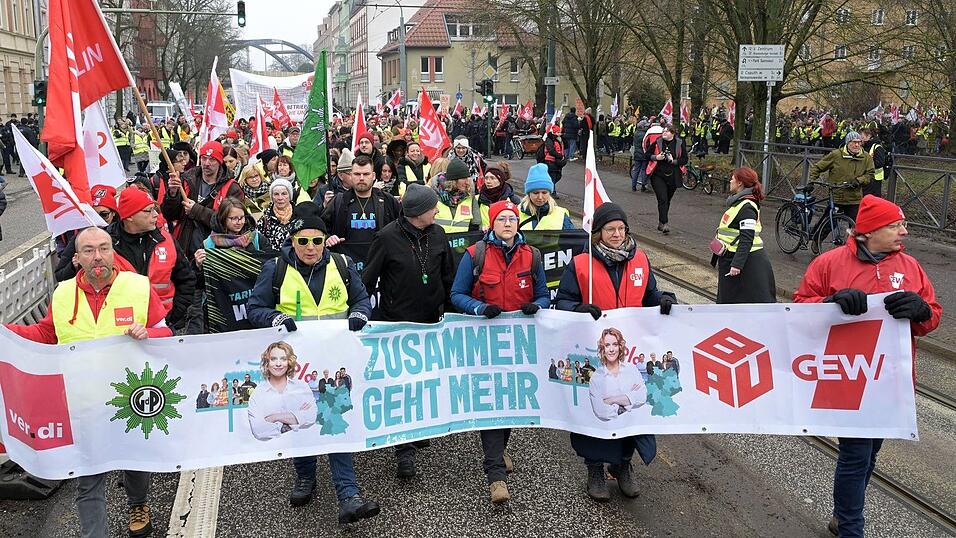 Mit Protesten begleiteten Besch&auml;ftigte die Verhandlungen in Potsdam.