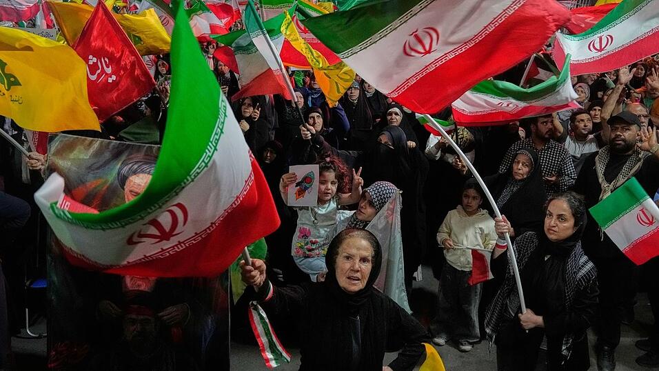 Regierungsnahe Demonstranten im Iran. Regierungsnahe Demonstranten im Iran.