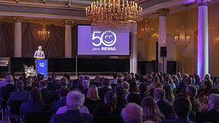 Der Festakt 50 Jahre Regensburger Energie- und Wasserversorgung fand im Staatstheater Regensburg am Bismarckplatz statt. Der Festakt 50 Jahre Regensburger Energie- und Wasserversorgung fand im Staatstheater Regensburg am Bismarckplatz statt.