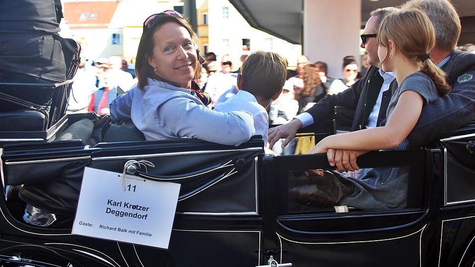 Viele Besucher verfolgten am Sonntag den Umzug auf dem Vilsbiburger Stadtplatz. Viele Besucher verfolgten am Sonntag den Umzug auf dem Vilsbiburger Stadtplatz.