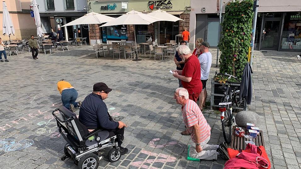 Unter anderem malten die Gegendemonstranten Artikel 1 des Grundgesetzes auf den Theresienplatz.