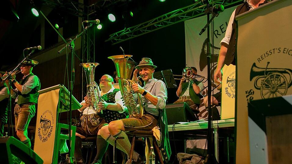 Am Dienstag spielte der Menzl im Festzelt Weckmann auf. Diese Blasmusikfreunde waren mit dabei.