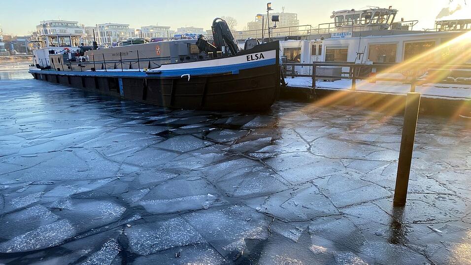 Auf der Berliner Spree treiben Eisschollen.
