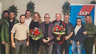 Der DGB-Kreisvorstand Dingolfing-Landau formierte sich neu: Kreisvorsitzender Cengiz Kahya (IG Metall, 6. v. l.) mit seinen Stellvertretern Maria Holaka (GEW, 5. v. l.) und Bernd Vilsmeier (IG BCE, 4. v. r.)