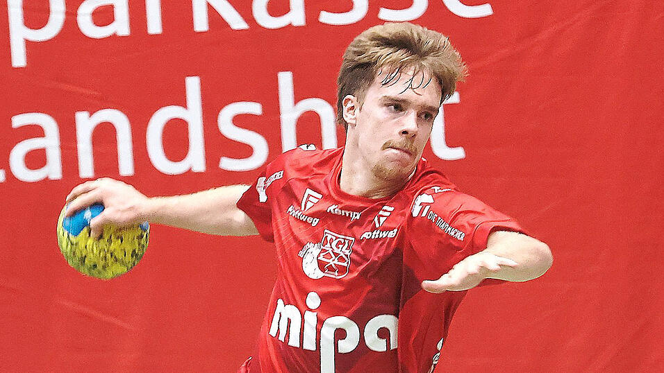 Richtig gut in Schwung: Julian Aufleger hat sich mit starken Auftritten seinen Platz im runderneuerten Regionalligakader zur&uuml;ckerobert - und wirft sich schon mal f&uuml;rs Match in Regensburg warm.