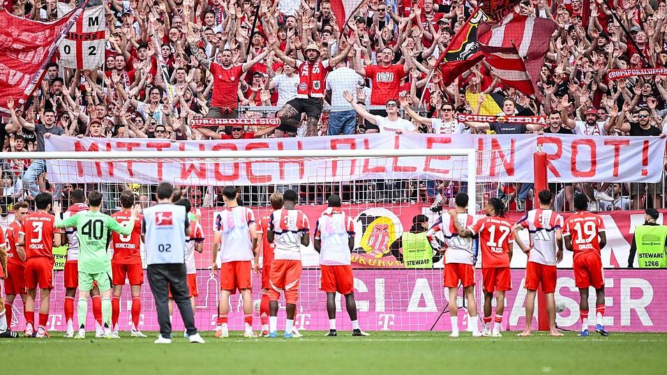 Einschw&ouml;ren auf Paris Saint-Germain: Die Bayern-Profis vor der Fankurve.