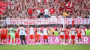 Einschw&ouml;ren auf Paris Saint-Germain: Die Bayern-Profis vor der Fankurve.