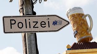 Die Polizei nahm den Sicherheitsmitarbeiter vorl&auml;ufig fest und brachte ihn zur Wiesnwache. (Symbolbild)