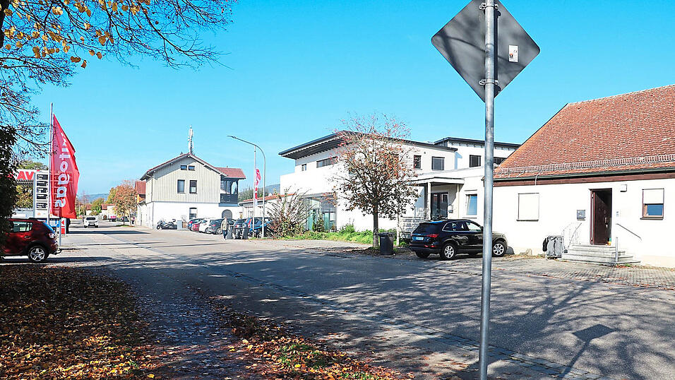 Die westliche Ortseinfahrt über die Regensburger Straße, zwischen Mehrzweckhalle und Stadttor, sei 'die Visitenkarte' des Marktes. Angesichts dieser Bedeutung falle die völlige Zergliederung der Bebauung mit starker Durchmischung durch gewerbliche Ansiedelungen besonders negativ ins Auge, sagt das Bürgerforum. Die westliche Ortseinfahrt über die Regensburger Straße, zwischen Mehrzweckhalle und Stadttor, sei 'die Visitenkarte' des Marktes. Angesichts dieser Bedeutung falle die völlige Zergliederung der Bebauung mit starker Durchmischung durch gewerbliche Ansiedelungen besonders negativ ins Auge, sagt das Bürgerforum.