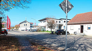 Die westliche Ortseinfahrt über die Regensburger Straße, zwischen Mehrzweckhalle und Stadttor, sei 'die Visitenkarte' des Marktes. Angesichts dieser Bedeutung falle die völlige Zergliederung der Bebauung mit starker Durchmischung durch gewerbliche Ansiedelungen besonders negativ ins Auge, sagt das Bürgerforum.