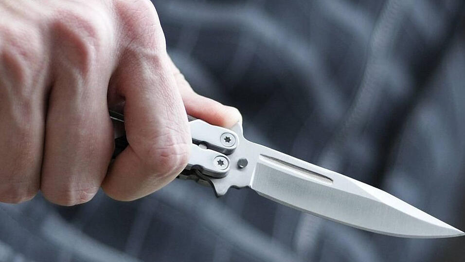 Die Polizei fandet nach einem 49-Jährigen, der im Jahr 2018 einen Wirt aus Plattling mit einer Waffe oder einem Messer bedroht haben soll. (Symbolbild) Die Polizei fandet nach einem 49-Jährigen, der im Jahr 2018 einen Wirt aus Plattling mit einer Waffe oder einem Messer bedroht haben soll. (Symbolbild)