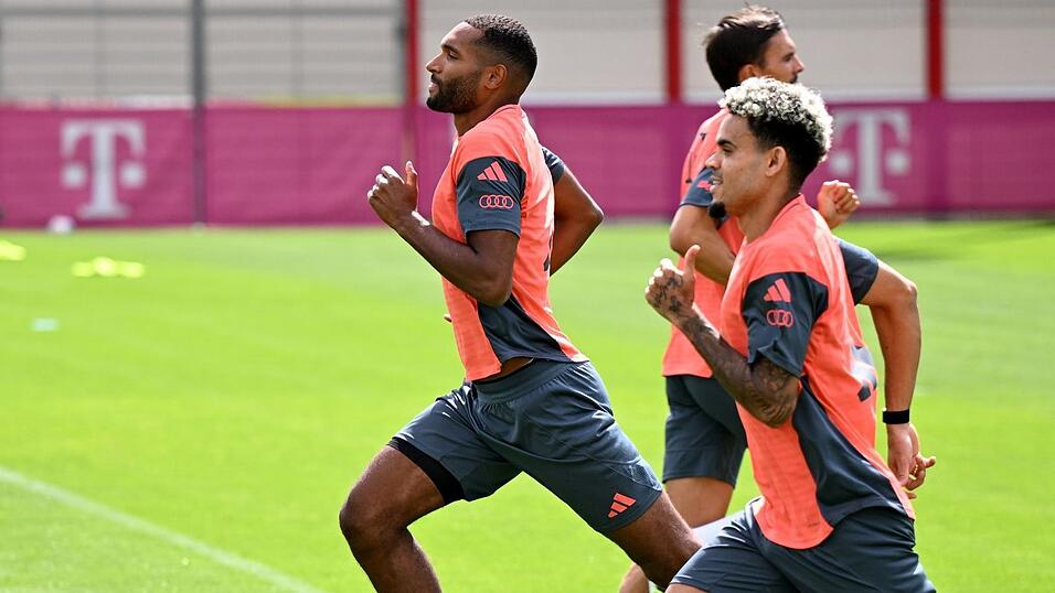 Zugänge beim Aufwärmen: Luis Díaz (r) und Jonathan Tah.