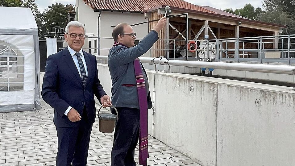Die Segnung der neuen Kläranlage durch Pfarrer Tobias Reiter stieß auf Kritik.