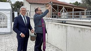 Die Segnung der neuen Kläranlage durch Pfarrer Tobias Reiter stieß auf Kritik.
