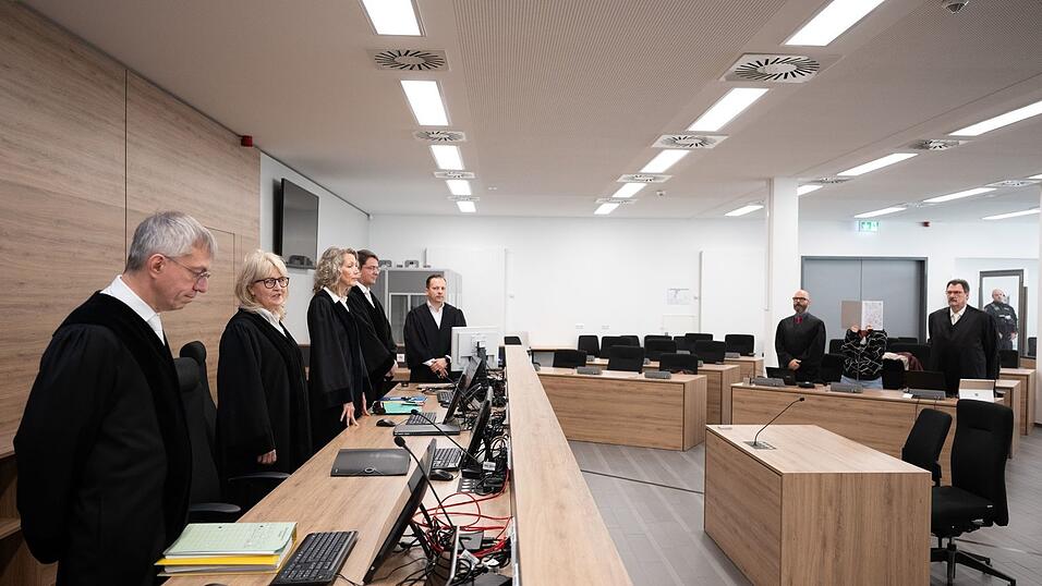 Emotionale Szenen im Prozess gegen mutmaßliche NSU-Unterstützerin. Emotionale Szenen im Prozess gegen mutmaßliche NSU-Unterstützerin.