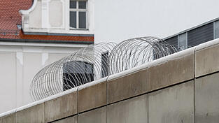 In der Justizvollzugsanstalt Regensburg soll eine Beamtin Mobiltelefone und Bet&auml;ubungsmittel eingeschleust haben.&nbsp;