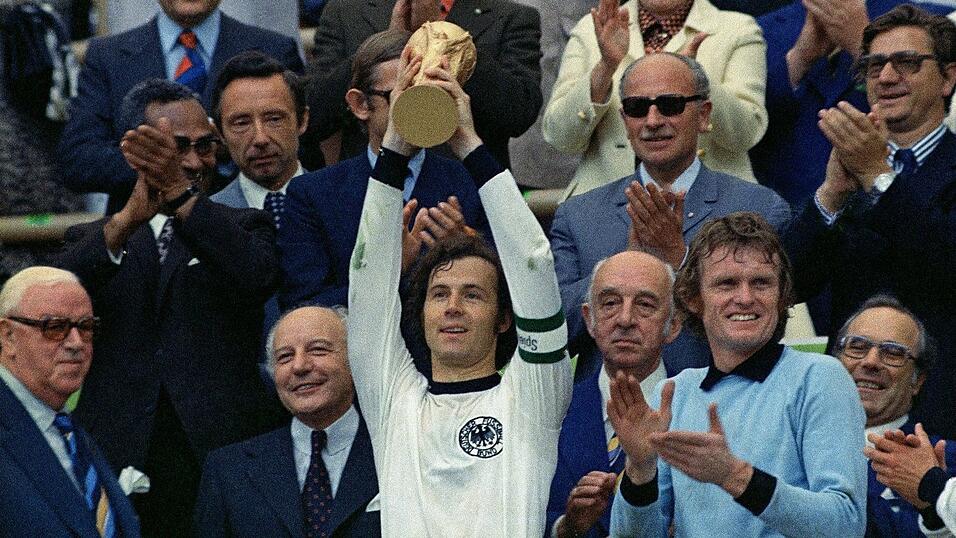 Die alte Bundesrepublik war nach den USA und Japan die größte Wirtschaftsmacht der Welt - und auch als Sportnation erfolgreich: 1974 gewann die Elf von Franz Beckenbauer die Fußball-WM. (Archivbild) Die alte Bundesrepublik war nach den USA und Japan die größte Wirtschaftsmacht der Welt - und auch als Sportnation erfolgreich: 1974 gewann die Elf von Franz Beckenbauer die Fußball-WM. (Archivbild)