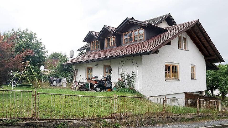 Das Mehrfamilienhaus in Zwiesel, nachdem dort drei Leichen entdeckt wurden. (Archivbild) Das Mehrfamilienhaus in Zwiesel, nachdem dort drei Leichen entdeckt wurden. (Archivbild)