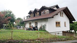 Das Mehrfamilienhaus in Zwiesel, nachdem dort drei Leichen entdeckt wurden. (Archivbild) Das Mehrfamilienhaus in Zwiesel, nachdem dort drei Leichen entdeckt wurden. (Archivbild)