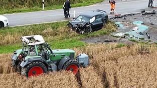 Bei dem Überschlag wurde ein vierjähriger Junge aus dem Traktor geschleudert und schwer verletzt.