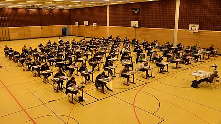 Mit der R&uuml;ckkehr zum G9 m&uuml;ssen Sch&uuml;ler nicht nur l&auml;nger die Schulbank dr&uuml;cken, sie haben beim Ablegen der Pr&uuml;fungen auch mehr Auswahlm&ouml;glichkeiten. Zum Beispiel k&ouml;nnen sie das Abitur in Deutsch auch m&uuml;ndlich ablegen. F&uuml;r die Schulen ist damit aber mehr Organisationsaufwand verbunden.