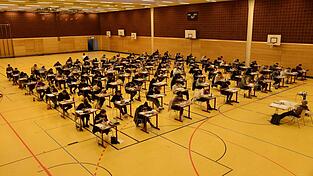 Mit der R&uuml;ckkehr zum G9 m&uuml;ssen Sch&uuml;ler nicht nur l&auml;nger die Schulbank dr&uuml;cken, sie haben beim Ablegen der Pr&uuml;fungen auch mehr Auswahlm&ouml;glichkeiten. Zum Beispiel k&ouml;nnen sie das Abitur in Deutsch auch m&uuml;ndlich ablegen. F&uuml;r die Schulen ist damit aber mehr Organisationsaufwand verbunden.