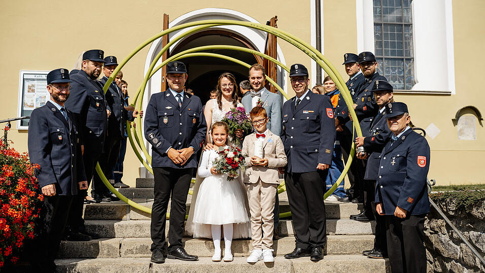 Für Daniela und Matthias Zistler gab es nach der Trauung von der Feuerwehr Blaibach einen herzlichen Empfang. Für Daniela und Matthias Zistler gab es nach der Trauung von der Feuerwehr Blaibach einen herzlichen Empfang.