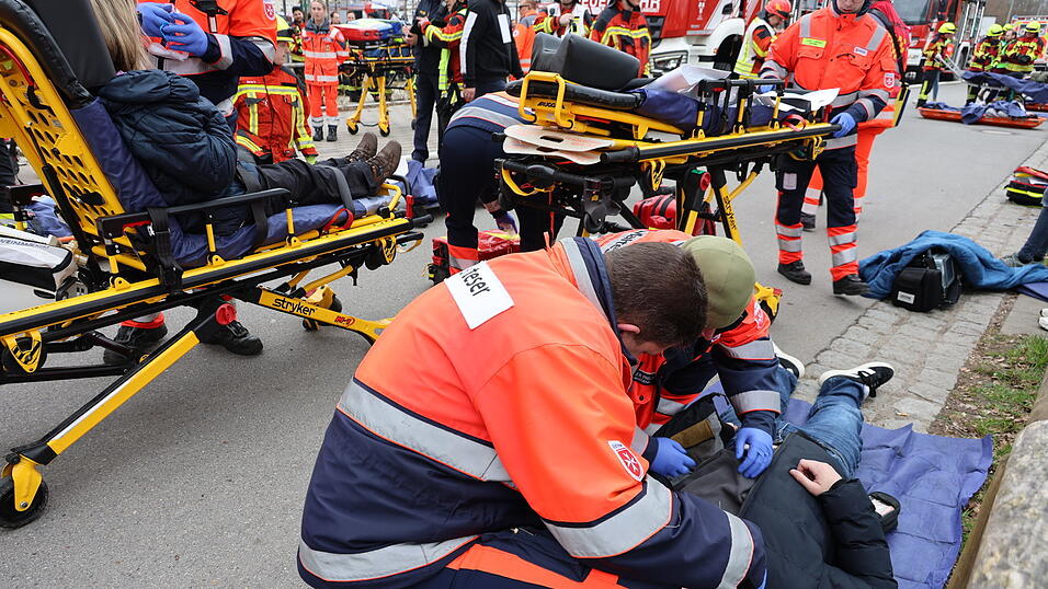 Die Einsatzkräfte mussten sich vor Ort gleich mehreren Herausforderungen stellen, von der Versorgung der Verletzten bis zum Ölaustritt und der Evakuierung der Eishalle. Die Einsatzkräfte mussten sich vor Ort gleich mehreren Herausforderungen stellen, von der Versorgung der Verletzten bis zum Ölaustritt und der Evakuierung der Eishalle.