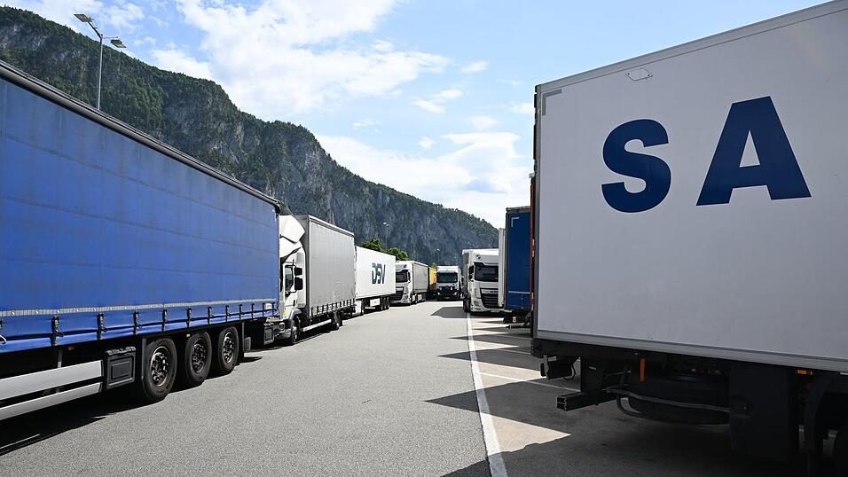 Volle Lkw-Parkpl&auml;tze an der Autobahn Richtung Tirol.