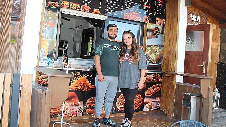 Redir Abdulazeez und Mailinda Hamzaj versorgen täglich außer am Sonntag Hungrige mit Drehspieß (Döner), Pizza und Burger. Redir Abdulazeez und Mailinda Hamzaj versorgen täglich außer am Sonntag Hungrige mit Drehspieß (Döner), Pizza und Burger.