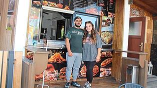 Redir Abdulazeez und Mailinda Hamzaj versorgen t&auml;glich au&szlig;er am Sonntag Hungrige mit Drehspie&szlig; (D&ouml;ner), Pizza und Burger.