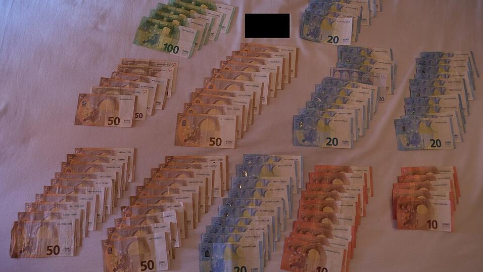 Dies ist nur ein Teil des sichergestellten Bargelds - insgesamt waren es rund 160.000 Euro.