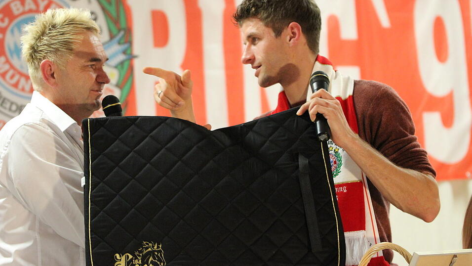 Thomas Müller besuchte am Sonntagnachmittag den 'FC Bayern-Fanclub Straubing '93'. (Foto: Fabian Roßmann) Thomas Müller besuchte am Sonntagnachmittag den 'FC Bayern-Fanclub Straubing '93'. (Foto: Fabian Roßmann)